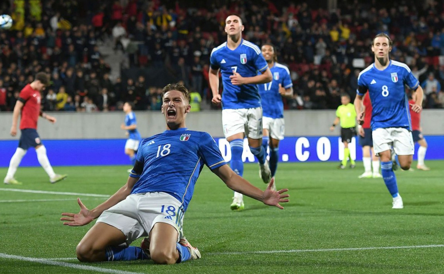 萨索洛前锋皮纳蒙蒂比赛时家中失窃，事发时孩子和保姆在家里（萨索洛射手皮纳蒙蒂比赛期间家中被盗，案发时孩子与保姆在屋内）