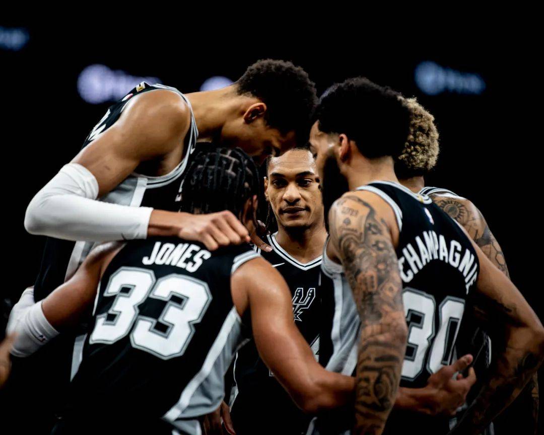 名记：字母哥与队友召开会议，呼吁全队无视外界杂音（名记：字母哥组织队内会议，要求全队屏蔽外界噪音）