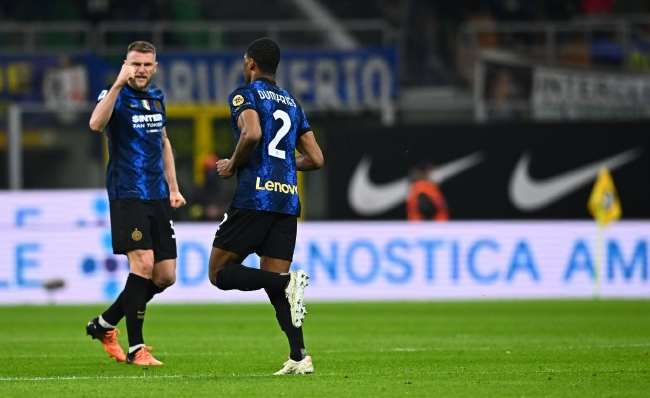 传记作者：亚马尔早期对莱万很不满，后来明白对方是想帮自己（传记作者：亚马尔曾对莱万不满，后知其为善意相助）