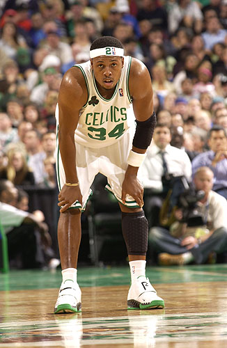 詹皇首秀：姆博莫曼联生涯首场比赛表现总结（姆博莫曼联首秀：首场比赛表现盘点）