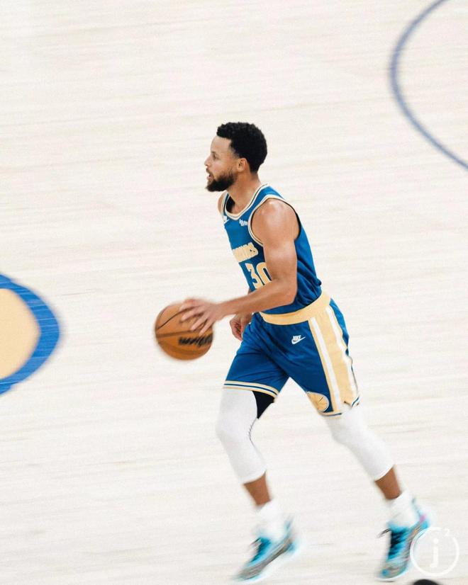 足球国足球迷自发组织万人方阵助威（万名球迷自发组建方阵为国足助威）