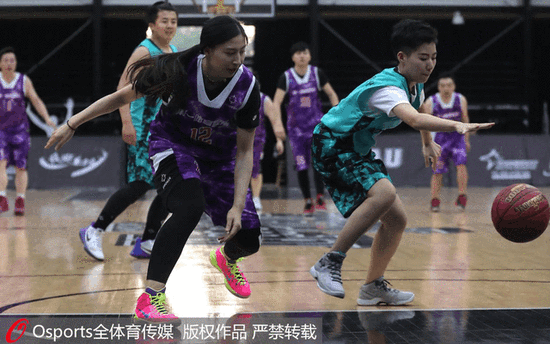 如何提升足球场上的无球跑动？（如何增强足球场上的无球跑动能力？）