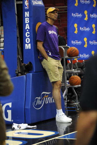 官方：本轮港超联赛延期进行，中国香港各代表队将臂缠黑纱出战（官方宣布：港超本轮顺延举行，中国香港各代表队臂缠黑纱参赛）