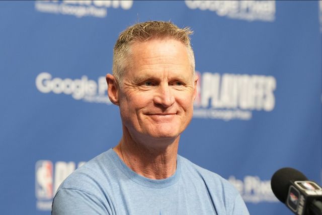 马格德堡球员庆祝进球，不幸跌入2.7米深的沟中但安全逃出（马格德堡球员进球庆祝时失足坠入2.7米深沟，已平安脱困）