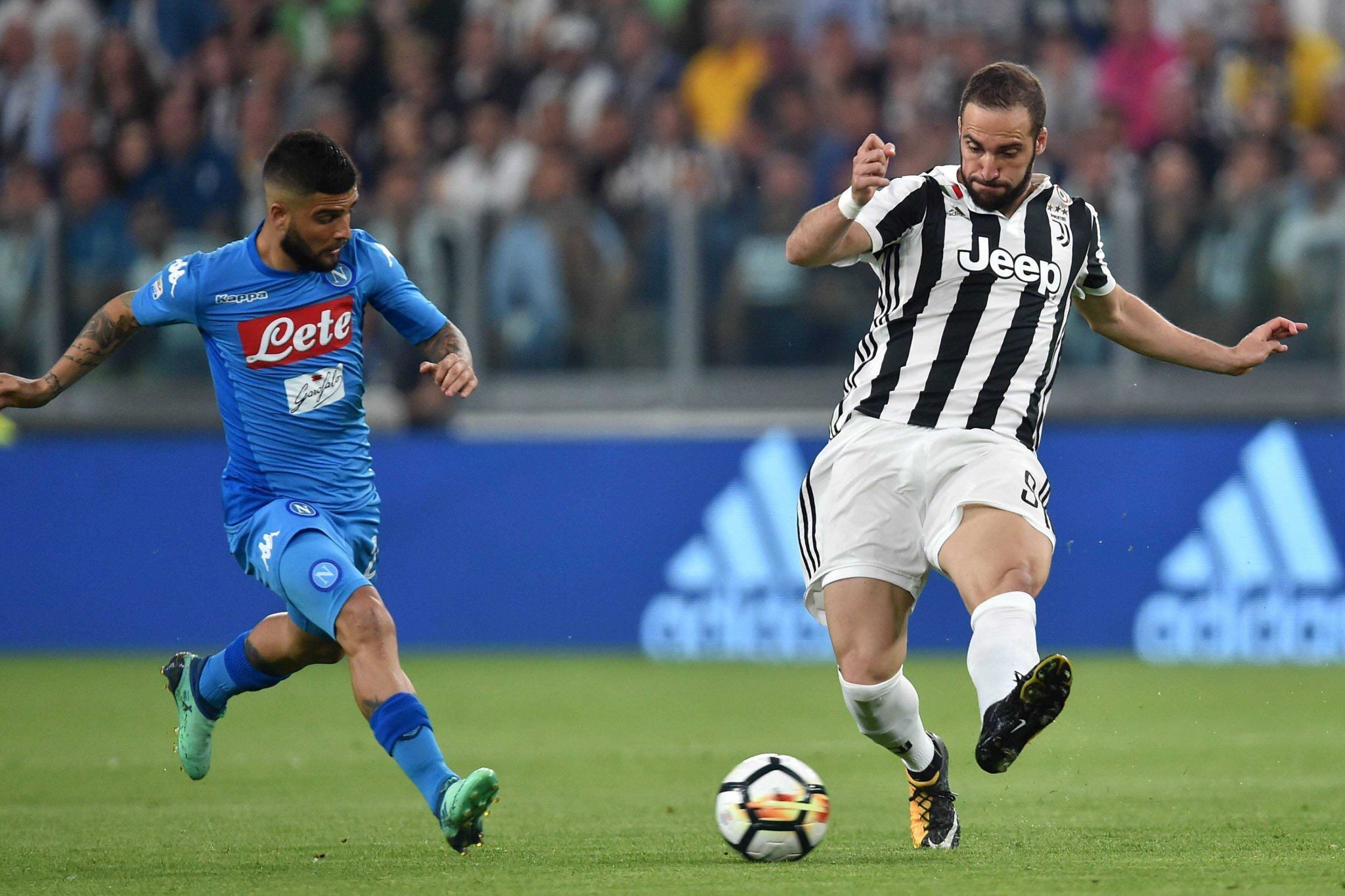 东北人冰雪上玩出花样，骑行健身与躺平同乐（东北冰雪玩法多，骑行健身与躺平齐欢乐）